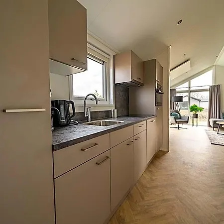 Tidy With Dishwasher, Near The River Maas فندق