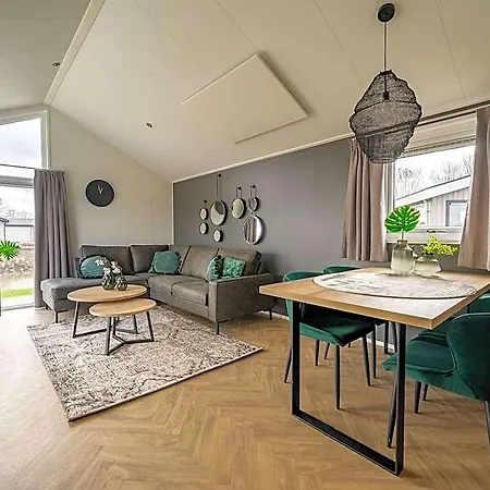 فندق Tidy With Dishwasher, Near The River Maas 2*