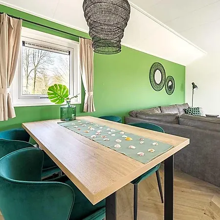 فندق Tidy With Dishwasher, Near The River Maas 2*