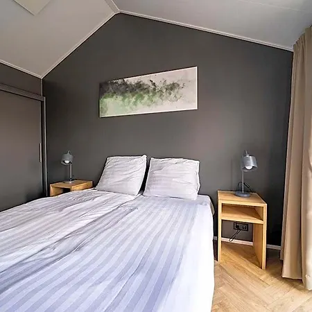 فندق Tidy With Dishwasher, Near The River Maas 2*